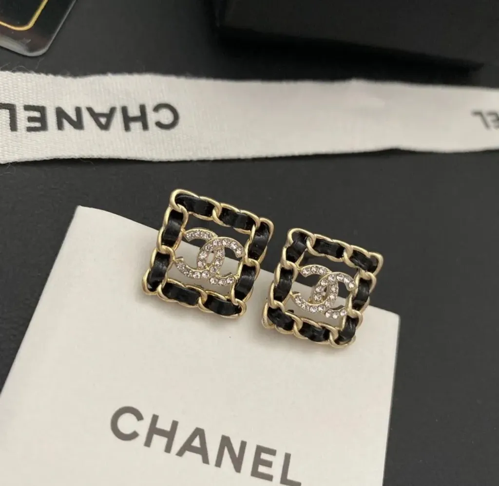 [Koreanear-20] Channel diamond logo leather studs