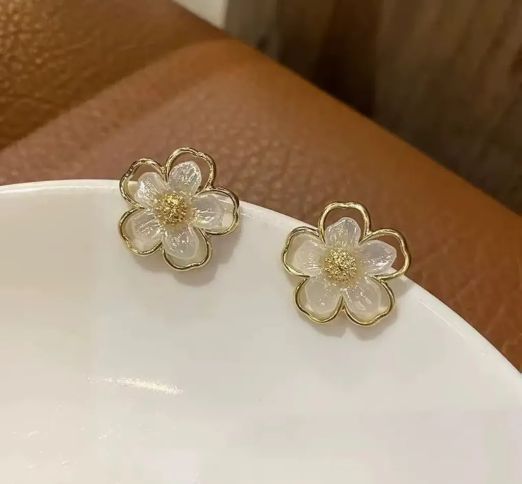 Pearl floral stud earrings