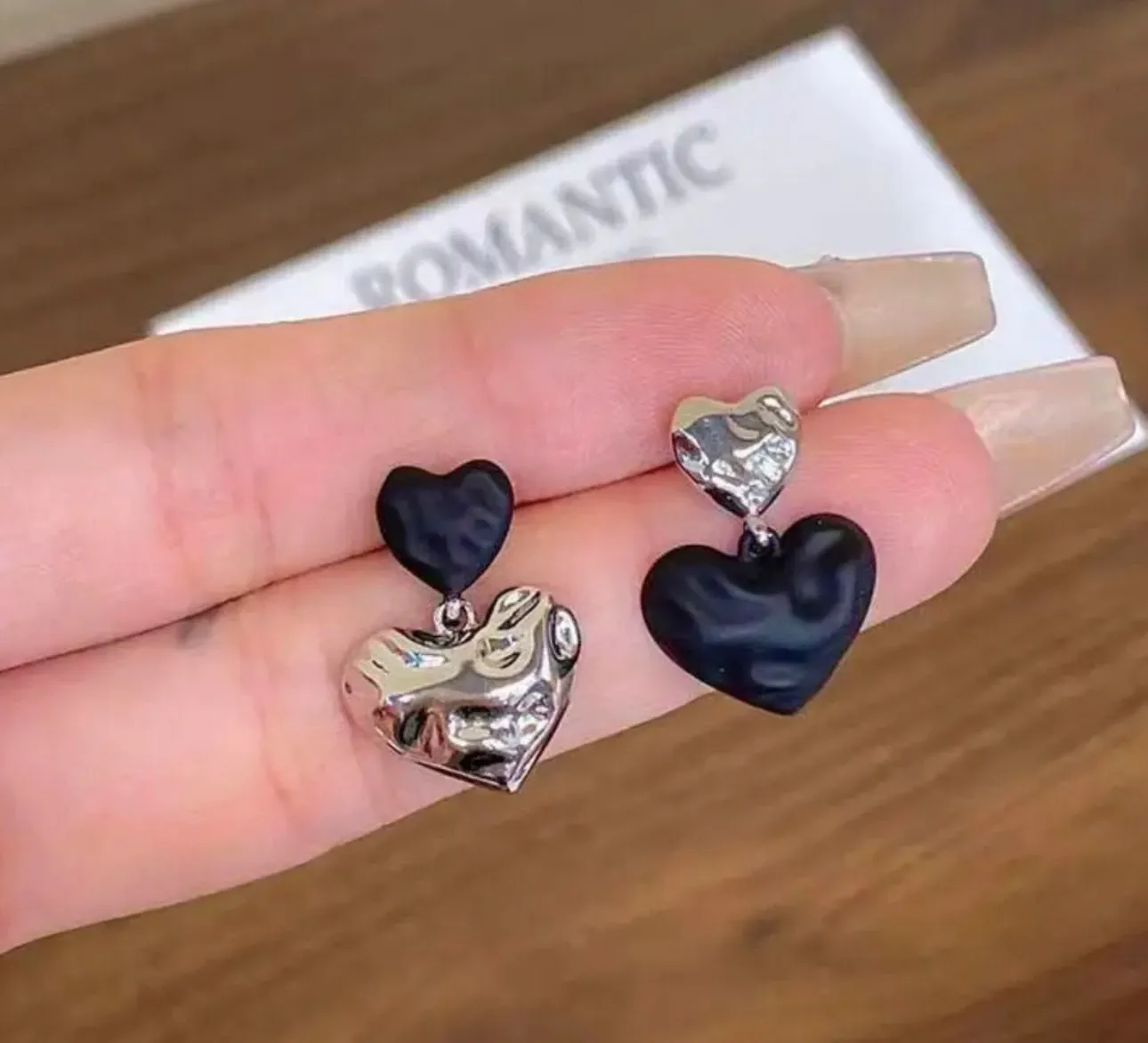 [Koreaear-007] Black textured exchange heart drop earrings