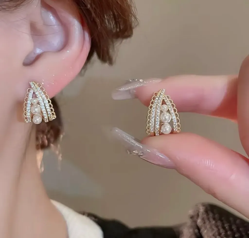 Pearl zircon stud earrings