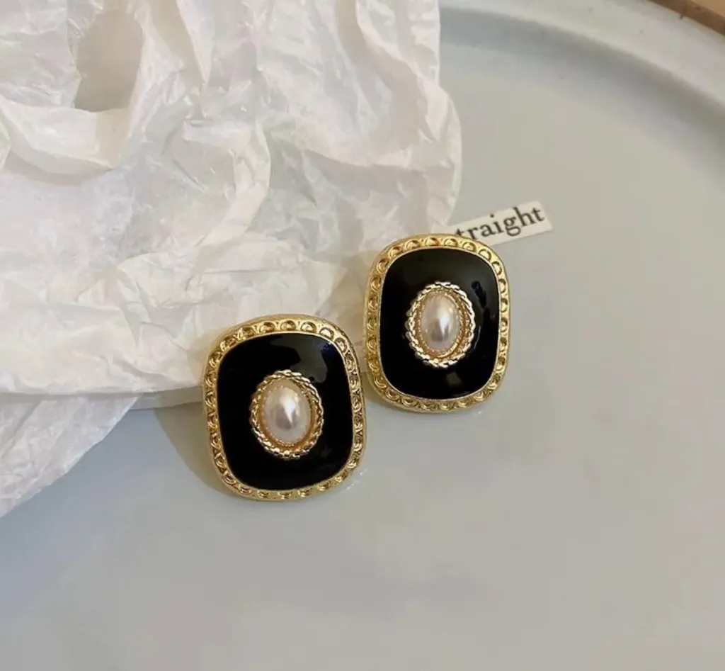 Retro square pearl earrings