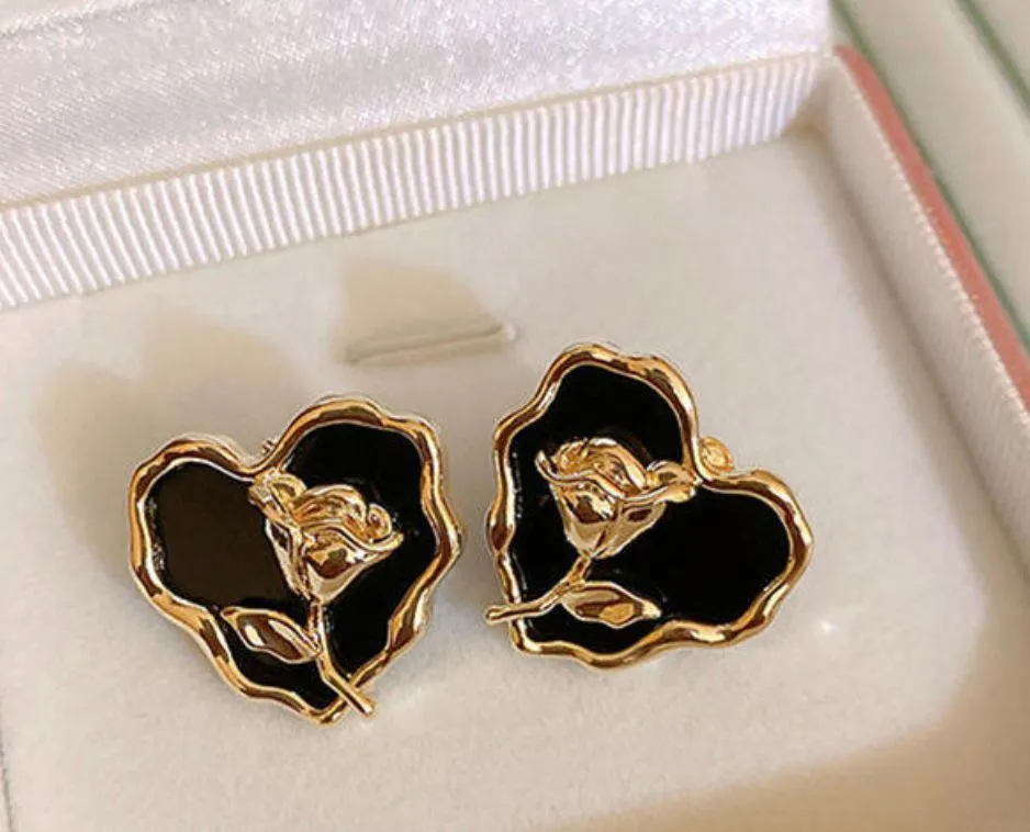 [Koreanear-013] Rose inheart stud earrings