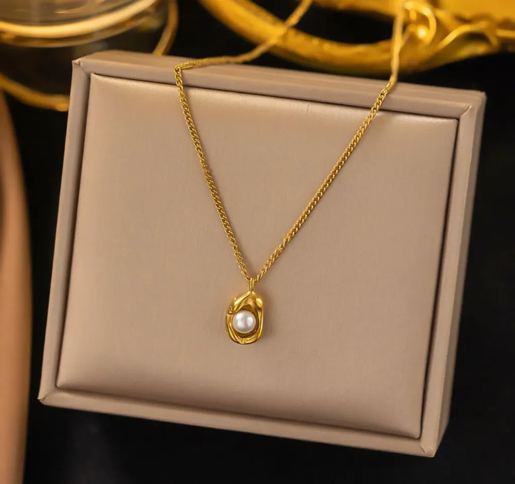 Minimal pearl necklace